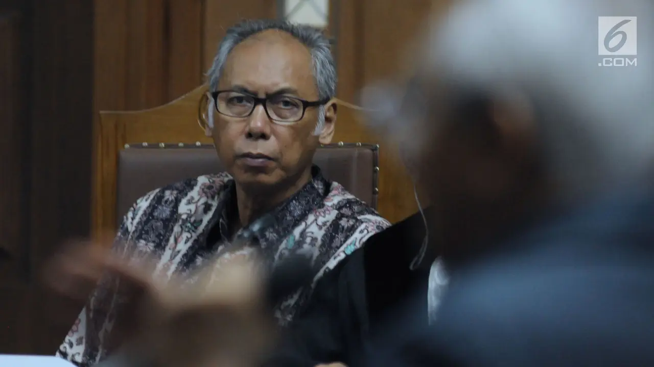 Banyak Menunduk, Dokter Bimanesh Dengarkan Keterangan Saksi