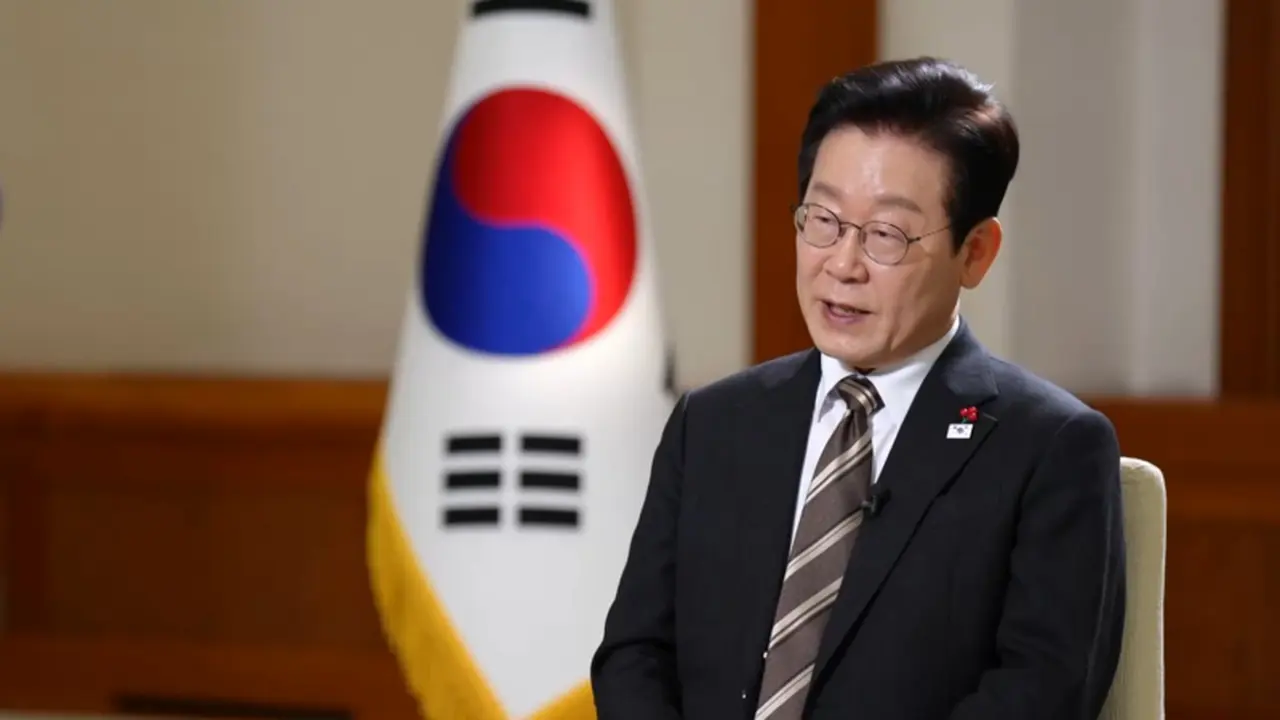 Presiden Lee Jae-myung dari Republik Korea memberikan wawancara kepada China Media Group. Sumber: CGTN