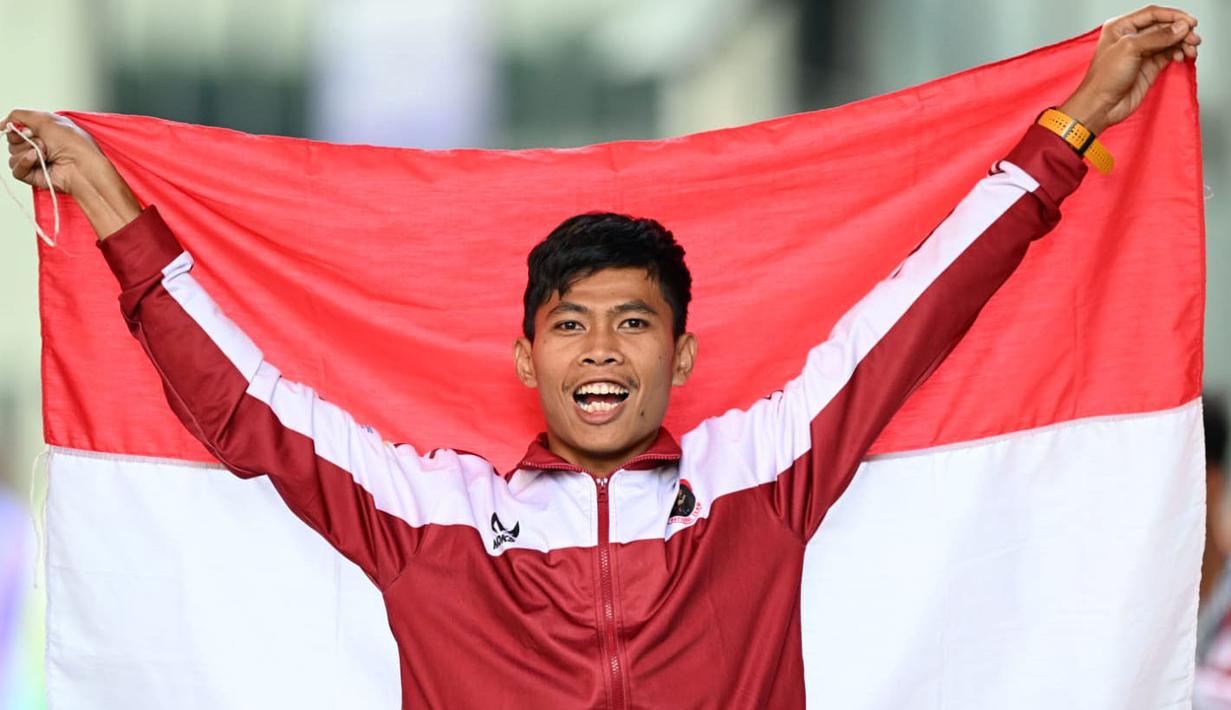 Atlet Indonesia, Saptoyogo Purnomo merayakan kemenangan di atas podium setelah memenangkan cabang olahraga Para Athletics Asian Para Games 2023 nomor Men's 400m-T37 yang berlangsung di Huanglong Sport Centre Stadium, Provinsi Zhejiang, China, Senin (23/10/2023). Ia mencatatkan waktu 54.80 detik. (NPC Indonesia)