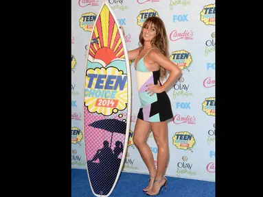 Aktris Lea Michele mencuri perhatian awak media dan para hadirin di ajang Teen Choice Awards 2014, Los Angeles, Minggu (10/8/14). (Jason Merritt/Getty Images/AFP)