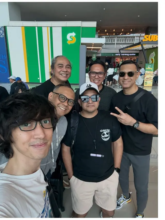 8 Potret Kenangan Artis Bersama Lucky Widja Vokalis Element Sebelum Meninggal