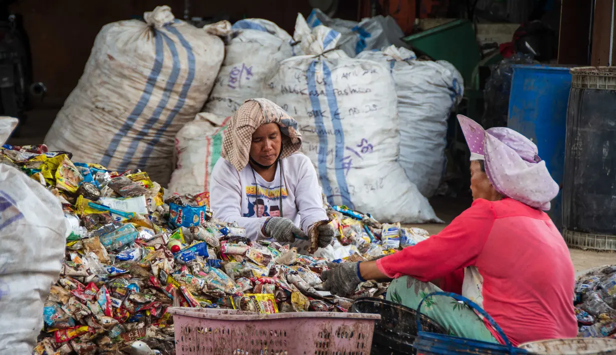 Diketahui sebelumnya, sampah plastik menjadi salah satu persoalan lingkungan yang belum bisa dituntaskan di banyak negara, termasuk Indonesia. (Wahyudi/AFP)