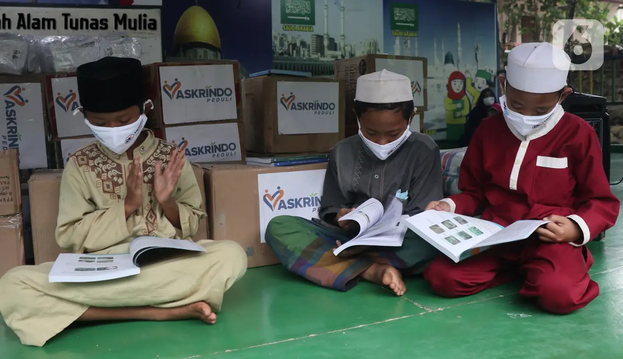 Anak-anak membaca buku cerita dan pelajaran pada aksi Peduli Pendidikan di Sekolah Alam Bantar Gebang, Bekasi, Jumat (5/3/2021). Sebanyak 500 buku pelajaran dan 300 paket kesehatan berupa masker dan multivitamin senilai Rp 25 juta didonasikan dalam mendukung dunia pendidikan. (Liputan6.com/HO/Iqbal)