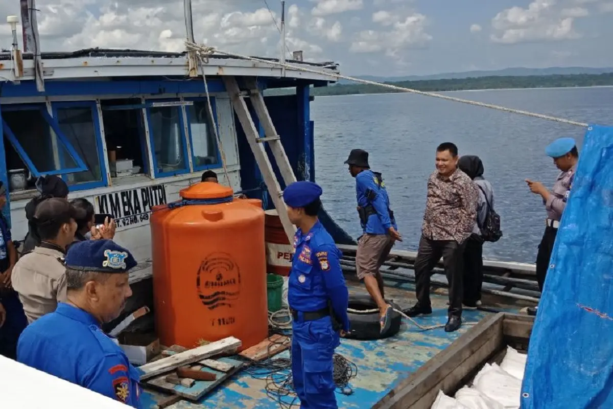 Polisi Selayar tangkap kapal bermuatan 50 ton bahan bom asal Malaysia (Liputan6.com/ Eka Hakim)