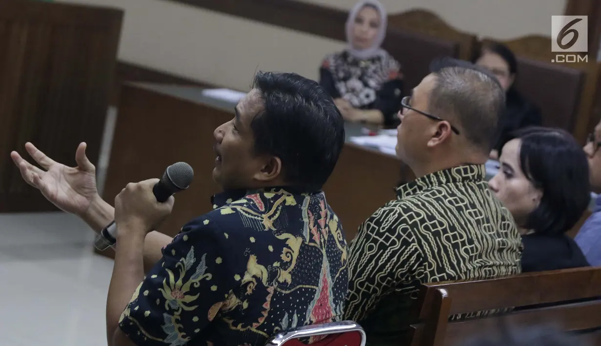 Tersangka suap kerja sama pengangkutan pupuk, Bowo Sidik Pangarso jelang memberi keterangan sebagai saksi pada sidang lanjutan suap dengan terdakwa, Asty Winasti di Pengadilan Tipikor Jakarta, Rabu (26/6/2019). (Liputan6.com/Helmi Fithriansyah)