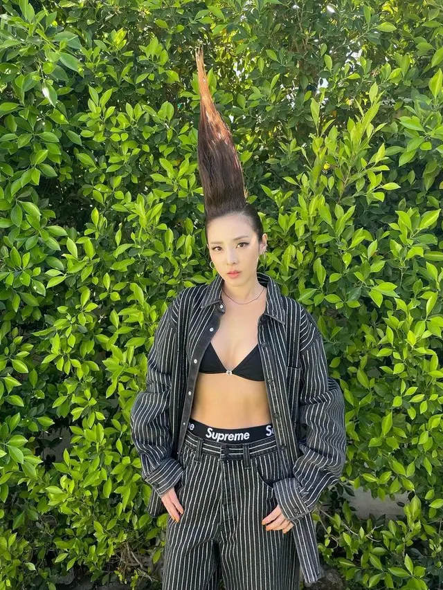 Gaya Sandara Park Reuni 2NE1 di Panggung Coachella Disorot, Tampilkan Kembali Rambut ‘Sapu Ijuk’ Ikoniknya