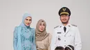 Jeje Govinda sendiri tampil gagah dalam seragam resmi berwarna putih lengkap dengan atribut kepemimpinan. Sebagai Bupati Bandung Barat, ia ingin menunjukkan komitmennya dalam menjalankan amanah yang diberikan oleh masyarakat. Bersama Syahnaz, ia siap bersinergi untuk mengembangkan berbagai program demi kesejahteraan daerah.  (Liputan6.com/IG/@ritchieismail)