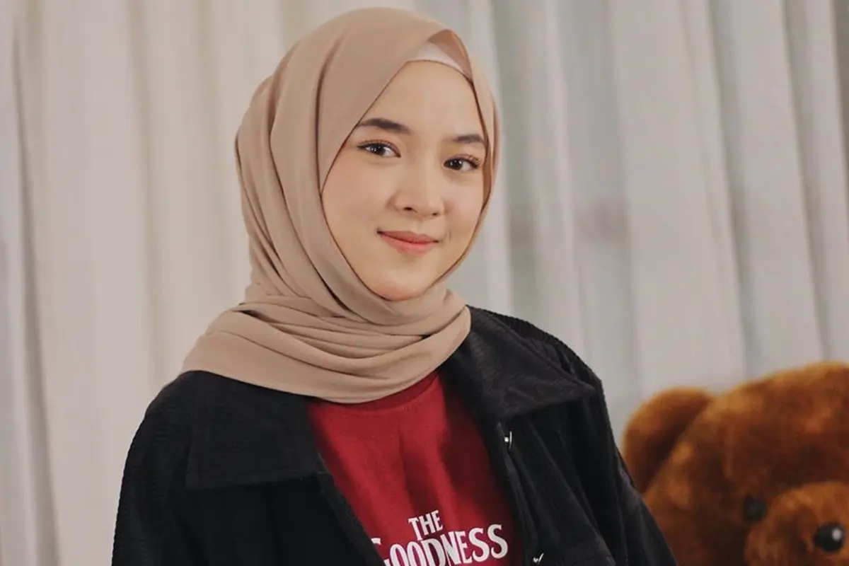 Gaya Nissa Sabyan kenakan streetwear