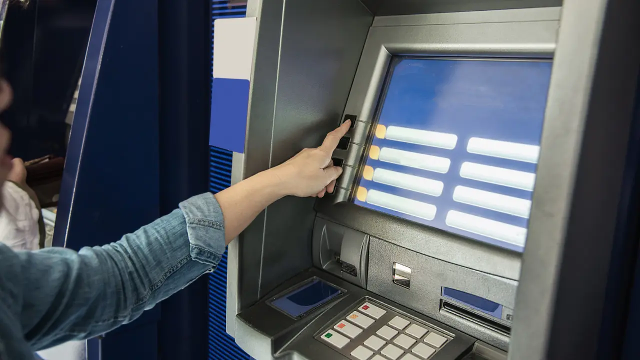 Ilustrasi ATM, mengambil uang di ATM