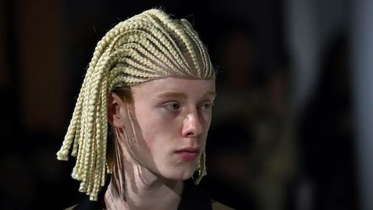 Fashion Show Comme Des Garçons https://www.complex.com/style/2020/01/comme-des-garcons-apologizes-for-cornrow-wigs (Photo Credit: Getty/ANNE-CHRISTINE POUJOULAT)