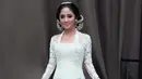 Dewi perssik tampak anggun memakai kebaya putih bersih dengan sanggul. Ia juga mendapat banyak pujian dari netizen. (Liputan6.com/IG/@dewiperssikreal)