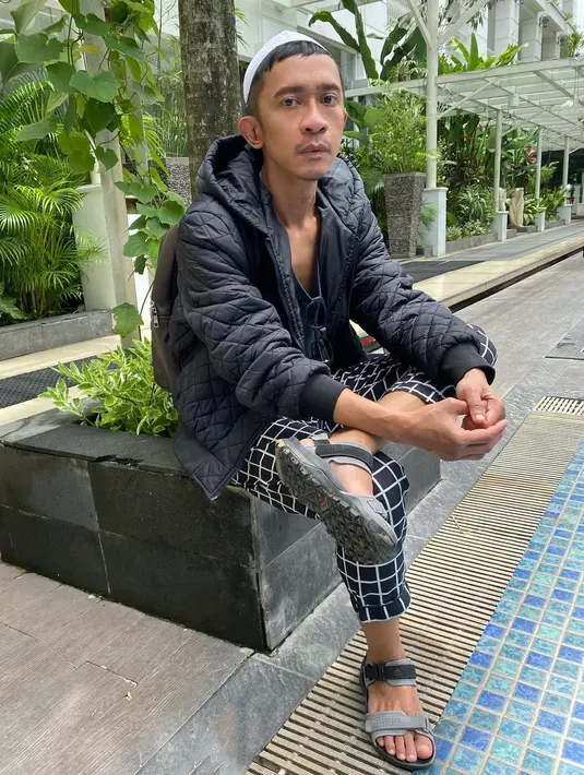 "Nggak ada yang kenal sama sekali, gue ke pasar pagi gitu kan. Terus ke Pasar Pagi, di MRT, terus gue kaya, 'menyenangkan ya tak ada yang ngenali'," kata Aming. [Instagram/amingisback]