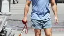 Andy Cohen terlihat sangat bahagia ketika mengajak jalan-jalan anjingnya. (Lisvett Serrant/Startraksphoto/USMagazine)