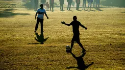 Pengungsi bermain bola dekat barak militer di Ehra-Lessien dekat Wolfsburg, Jerman, Selasa (3/11/205).  AFP Photo/DPA/Julian Stratenschulte)