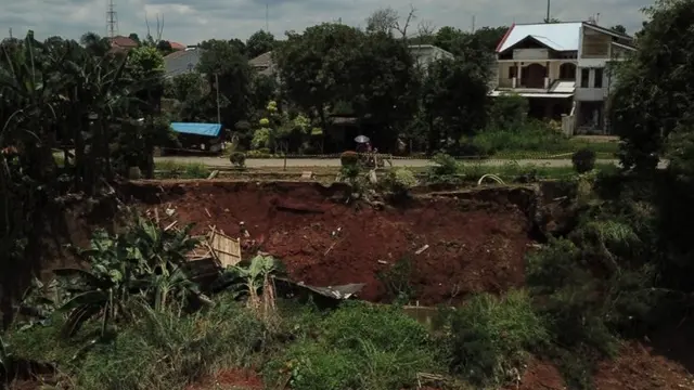 Tanggul penahan banjir di Vila Nusa Indah 2, Desa Bojongkulur, Kecamatan Gunungputri, Kabupaten Bogor, longsor. (Liputan6.com/Achmad Sudarno)