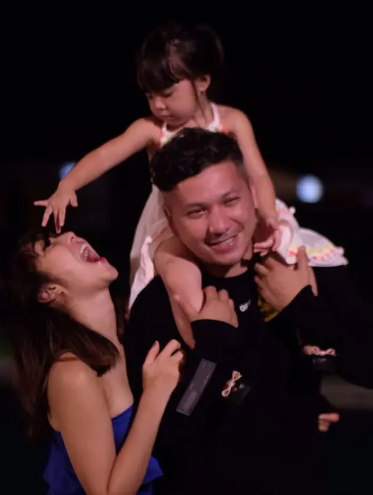 "Kalau di rumah nggak (ngerokok). Kadang saya ngumpet-ngumpet. Kalau aku di rumah dia (Gempi) tau, dia nyariin ngajak main, dia udah di depan pintu, tiba-tiba dia, 'Papah Bad'. Udah nyerah, matiin (rokok)," terangnya. (Instagram/gadiiing)