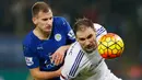 Bek Chelsea, Branislav Ivanovic (kanan) berebut bola dengan gelandang Leicester, Marc Albrighton pada lanjutan liga Inggris di King Power Stadium, Liecester (15/12). Leicester menang atas Chelsea dengan skor 2-1. (Reuters/Carl Recine)