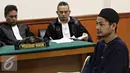 Salah seorang tersangka menjalani sidang perdana kasus dugaan terorisme di Pengadilan Negeri Jakarta Barat, Senin (12/10/2015). Sebanyak delapan simpatisan diduga terkait dengan organisasi radikal  ISIS. (Liputan6.com/Immanuel Antonius)