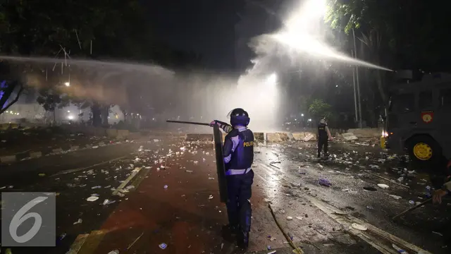 20161104- Polisi Desak Mundur Pendemo dari Istana-Jakarta- 