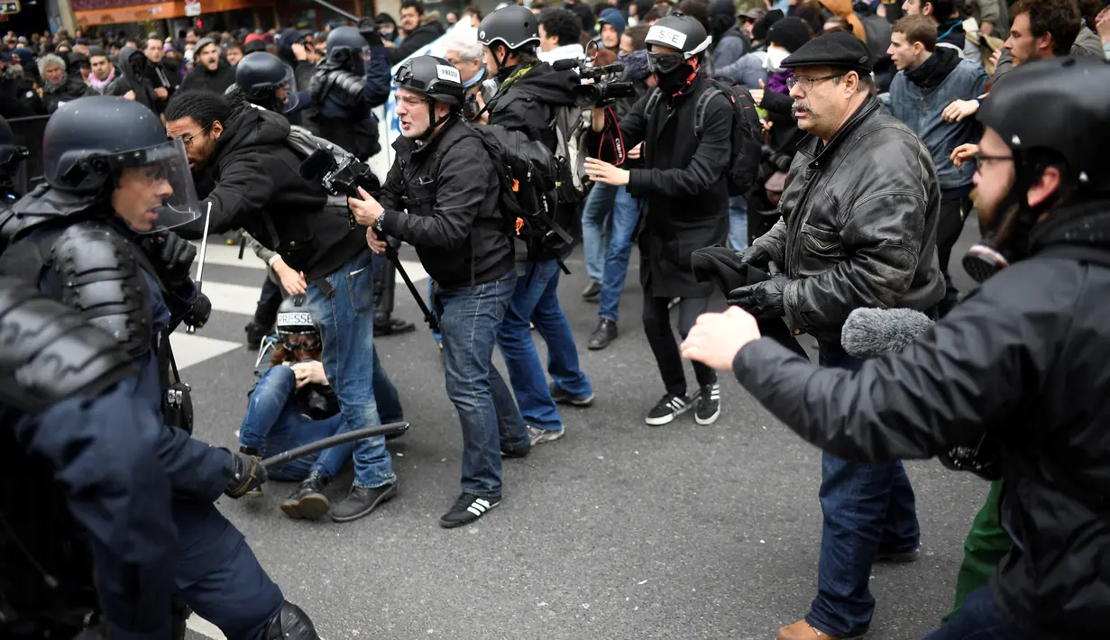 Bentrok antara pengunjuk rasa dengan Polisi anti huru-hara yang menolak hasil perhitungan suara yang memenangkan Emmanuel Macron Prancis, Senin (8/5). (AFP Photo/ Lionel BONAVENTURE)