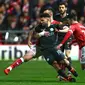 Striker Manchester City Sergio Aguero mendapat pengawalan ketat dari para pemain Bristol City pada leg kedua semifinal Piala Liga Inggris di Stadion Ashton Gate, Bristol, Selasa (23/1/2018). (AFP/Geoff Caddick)