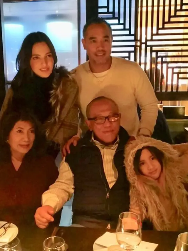 6 Potret Kebersamaan Aburizal Bakrie dan Anak Nia Ramadhani, Kompak Bareng Cucu