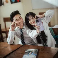 Seolah membawa kembali kenangan manis itu, keduanya tampil memesona dalam balutan outfit yang mengusung gaya anak sekolahan. [@flawlesspic].