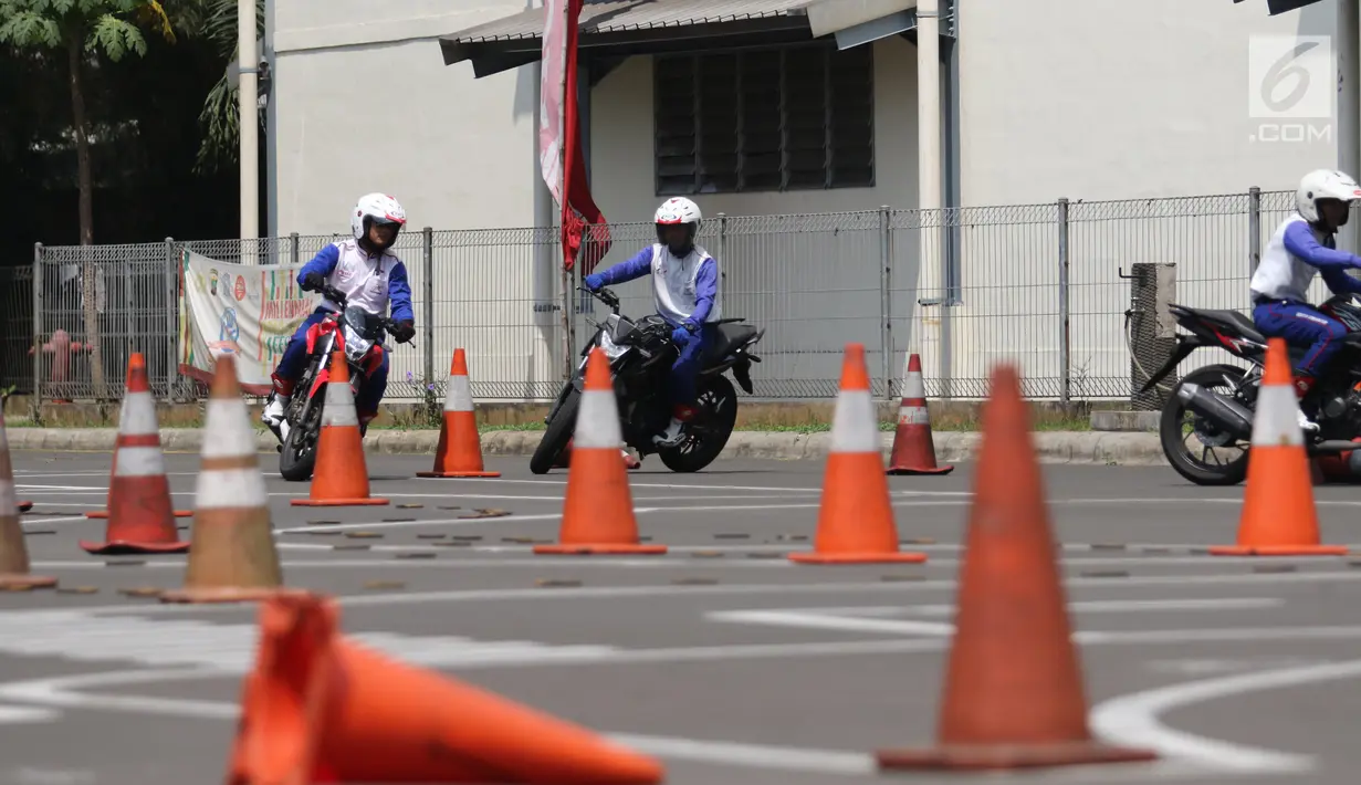 Peserta mengikuti kegiatan safety riding di Track Safety Riding Center PT Wahana Makmur Sejati (WMS) Jatake, Tangerang, Banten, Kamis (11/7/2019). Kegiatan safety riding tersebut dilakukan guna mengedukasi masyarakat terkait berkendara aman. (Liputan6.com/Angga Yuniar)