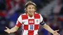 Luka Modric - Pemain berusia 35 ini tetap mampu memainkan peran penting di Timnas Kroasia. Modric memiliki akurasi operan mencapai 90 persen dalam 4 pertandingan di Euro 2020. Tapi sayang laju Kroasia harus terhenti oleh Spanyol setelah takluk dengan skor 3-5. (Lee Smith, Pool via AP)