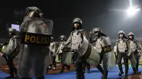 Petugas kepolisian berjaga saat pertandingan Persib melawan PSM pada laga Piala Presiden di Stadion GBLA, Bandung, Jumat (26/1/2018). Persib takluk 0-1 dari PSM. (Bola.com/M Iqbal Ichsan)