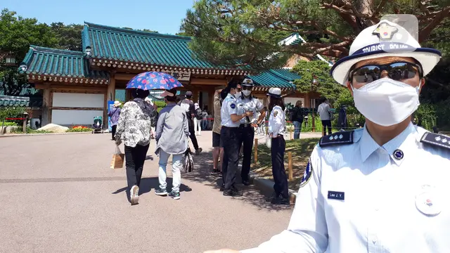 Polisi pariwisata memantau pengunjung di Blue House atau Gedung Biru (Cheong Wa Dae) yang lebih dikenal sebagai Istana Kepresidenan Korea Selatan. (Liputan6.com/Tanti Yulianingsih)