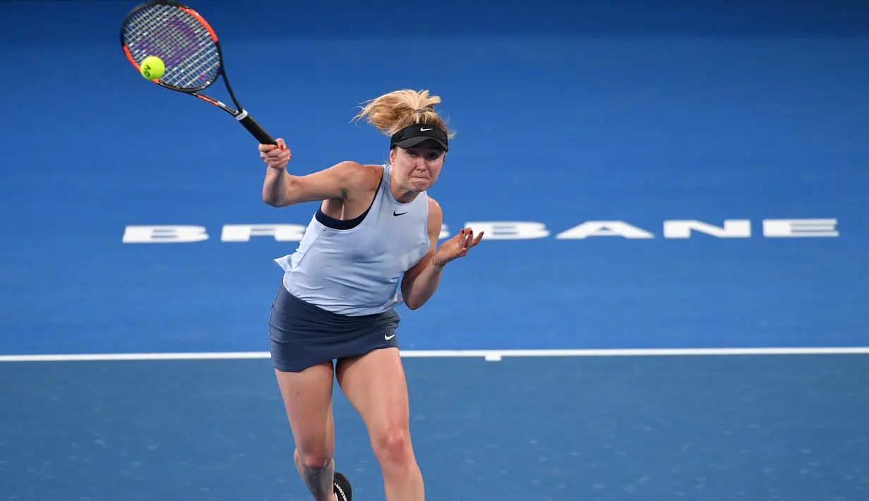 Petenis asal Ukraina, Elina Svitolina memukul bola saat melawan petenis Kroasia, Ana Konjuh pertandingan 16 besar turnamen tenis Brisbane International di Brisbane (3/1). (AFP Photo/Saeed Khan)