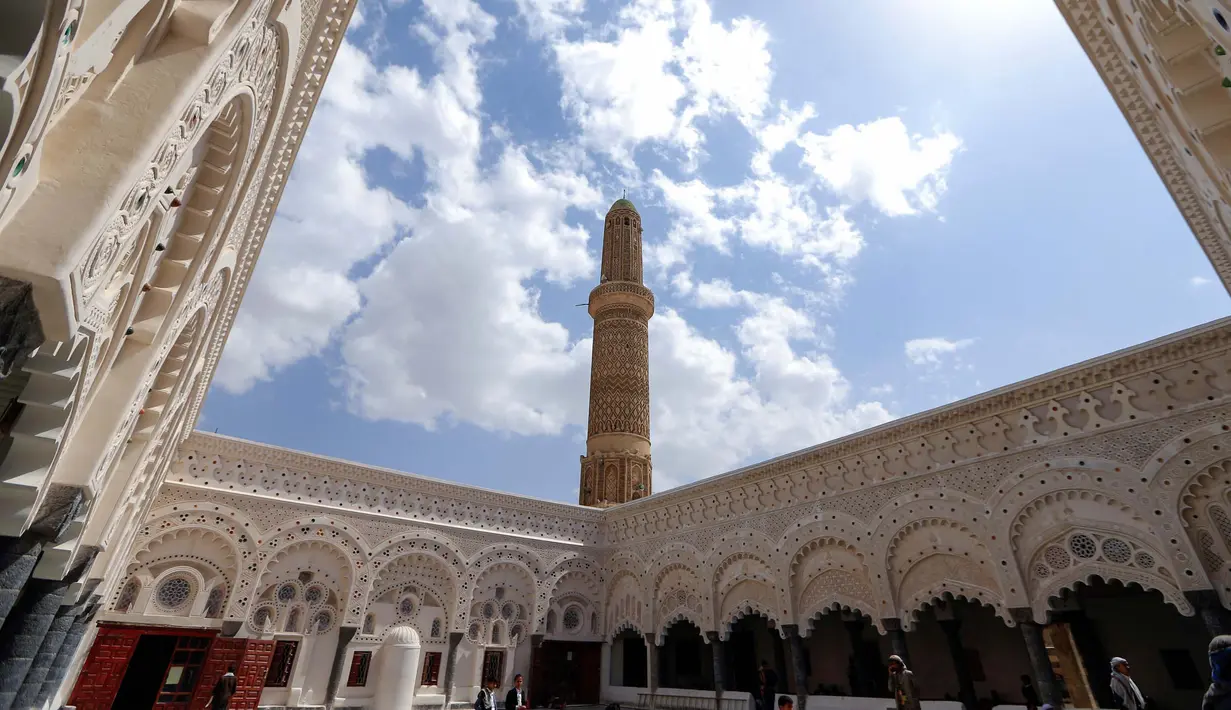 Suasana bulan puasa Ramadhan di Masjid Sanaa, Yaman (16/4/2021). Umat Muslim di Yaman percaya bahwa kohl atau celak mampu membersihkan dan melindungi mata dari berbagai penyakit. (AFP/ Mohammed Huwais)