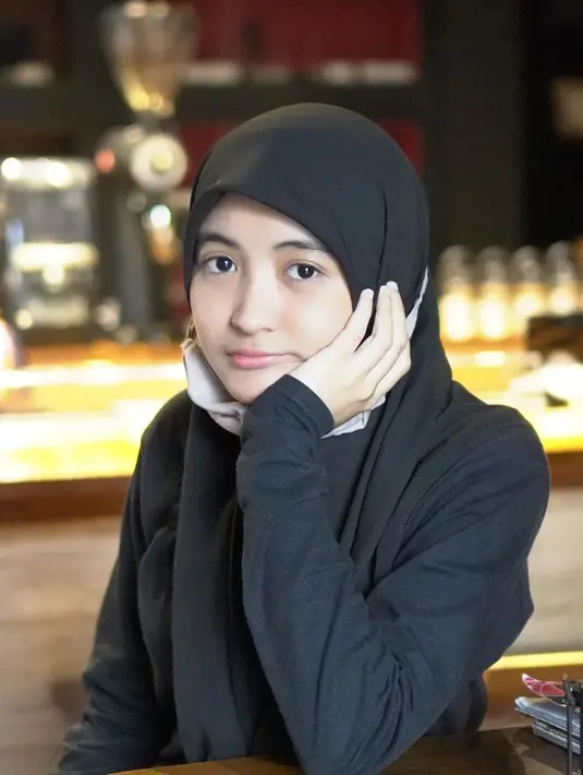 Perempuan berusia 24 tahun memang senang memakai oufit serba hitam. Selain terlihat simpel, gaya OOTD nya ini terlihat pas saat dikenakan oleh Arafah. Wajar saja jika kini ia kerap tampil simpel tapi kece dengan outfit serba hitam. (Liputan6.com/IG/@arafahrianti)