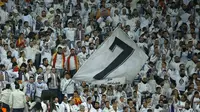Suporter Real Madrid mengibarkan bendera raksasa saat melawan Dortmund pada laga Liga Champions di Stadion Santiago Bernabeu, Madrid, Rabu (6/12/2017). Madrid menang 3-2 atas Dortmund. (AP/Paul White)