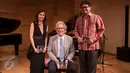 Helen Gumanti (kiri), Pembuat piano Paolo Fazioli (tengah) dan pianis Ananda Sukarlan berfoto bersama usai talkshow di The Grand Signature Piano, Jakarta, Rabu (12/4). (Liputan6.com/Gempur M. Surya)