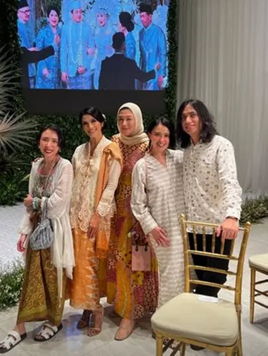 Kehadiran Maudy di acara pernikahan tersebut menambah semarak dan keindahan momen bahagia Rio Haryanto dan Athina. Wanita 49 tahun itu tampak memadukan kebayanya dengan kain batik berwarna cerah senada dengan slendangnya, memberikan kesan elegan sekaligus autentik. (Liputan6.com/IG/@ayushita)