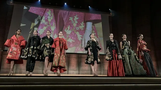Denny Wirawan menampilkan batik di kantor pusat UNESCO di Paris lewat Batik For The World.