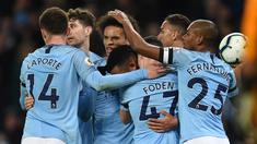 Selebrasi gol Manchester City yang dicetak Leroy Sane pada laga lanjutan Premier League yang berlangsung di Stadion Etihad, Manchester, Kamis (4/4). Manchester City menang 2-0 atas Cardiff City. (AFP/Oli Scarff)