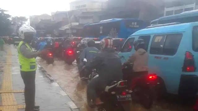 Arus lalu lintas di Jalan Jatinegara Barat, Senin (8/2/2021) pagi, tersendat karena genangan banjir