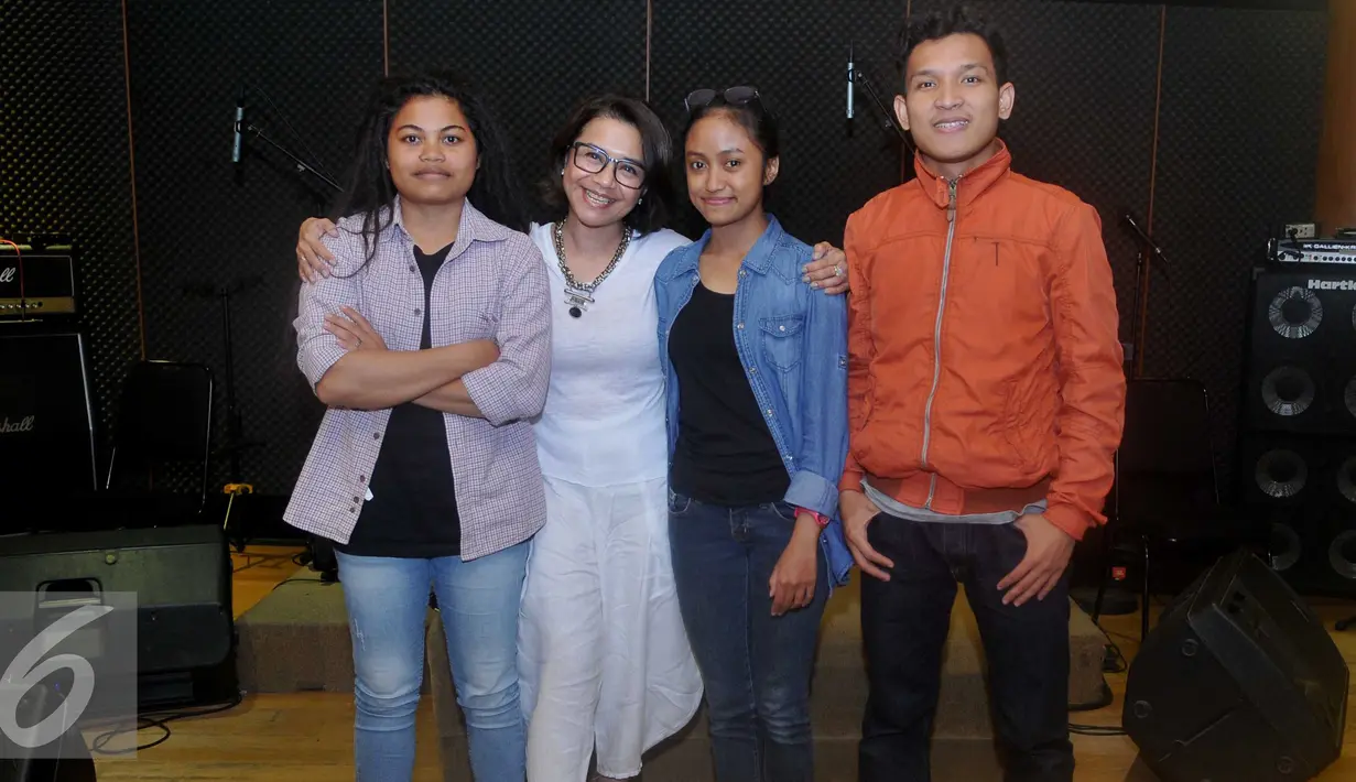 Ruth Sahanaya berpose dengan finalis Toracino Cool Expression di Studio Abbe, Jakarta, Jumat (3/6/2016). Tiga finalis Toracino Cool Expression mendapat coaching clinic bersama Ruth Sahanaya. (Liputan6.com/Gempur M Surya)