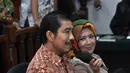 Walikota nonaktif Palembang, Romi Herton dan istrinya, Masyito menjalani sidang perdana dengan agenda pembacaan dakwaan di Pengadilan Tipikor, Kamis (20/11/2014). (Liputan6.com/Miftahul Hayat)