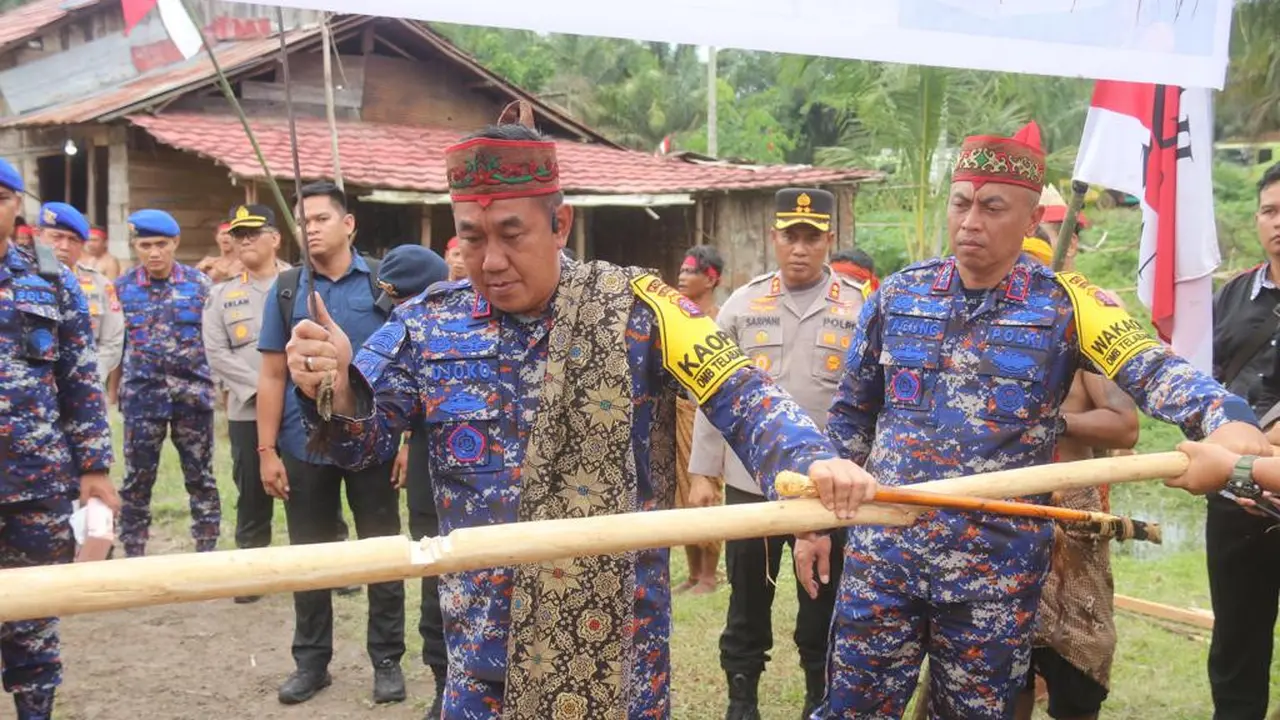 Kapolda Kalteng Irjen Pol. Djoko Poerwanto sambangi Rumah Betang Perajah Motanoi di Jalan Jenderal Sudirman Km. 48 Kabupaten Kotawaringin Timur (Kotim) Jumat (1/12/2023) siang (Istimewa)