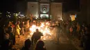 Sejumlah orang menghadiri upacara pembakaran cabang oak kering  atau Yule log selama perayaan Hari Natal Ortodoks di Belgrade, Serbia (6/1). Tradisi ini sudah berlangsung sejak lama dan turun temurun. (AFP/Oliver Bunic)