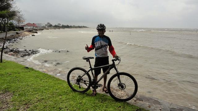 Asyiknya Bersepeda Menikmati Pantai Teluk Awur Jepara News