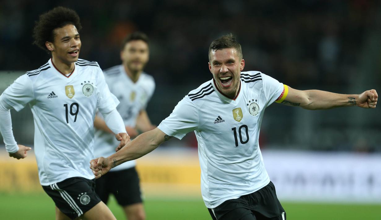 Gelandang Jerman, Lukas Podolski, melakukan selebrasi usai mencetak gol ke gawang Inggris saat pertandingan persahabatan di Stadion Signal Iduna Park, Jerman, Rabu, (22/03/2017). Jerman taklukan Inggris 1-0. (AFP/Ina Fassbender)