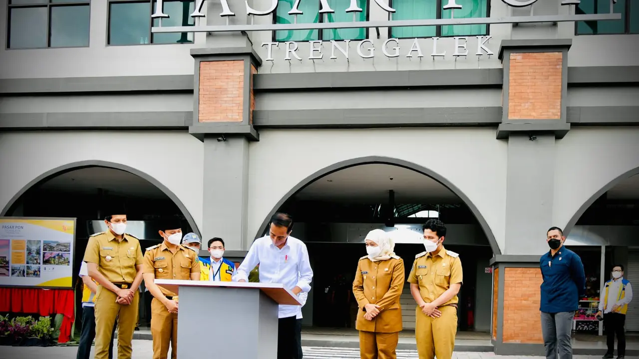 Presiden Jokowi singgah di Pasar Pon Trenggalek, Jawa Timur, Selasa (30/11/2021)