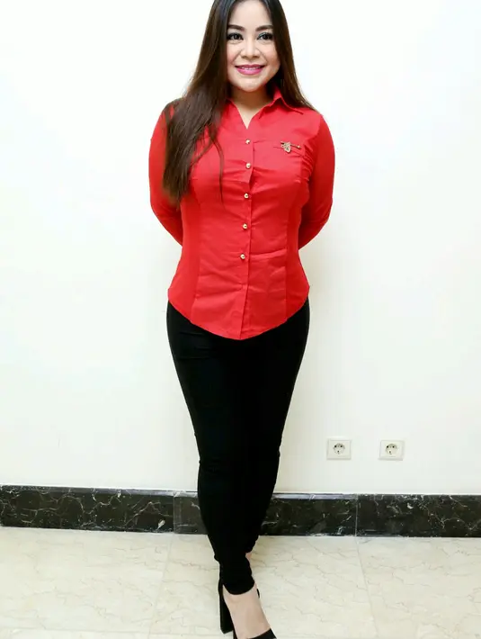 Sedangkan bagi penyanyi 40 tahun ini, kerugiannya sendiri tidak seberapa. Tapi, ia melihat Sandy merugikan banyak orang. Ia hanya ingin memberikan efek jera. (Galih W. Satria/Bintang.com)