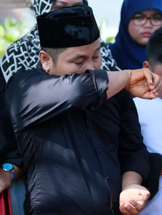 Komedian, presenter dan pemeran Narji tak kuasa menahan air mata. Beberapa kali ia mengusap air matanya. (Adrian Putra/Bintang.com)