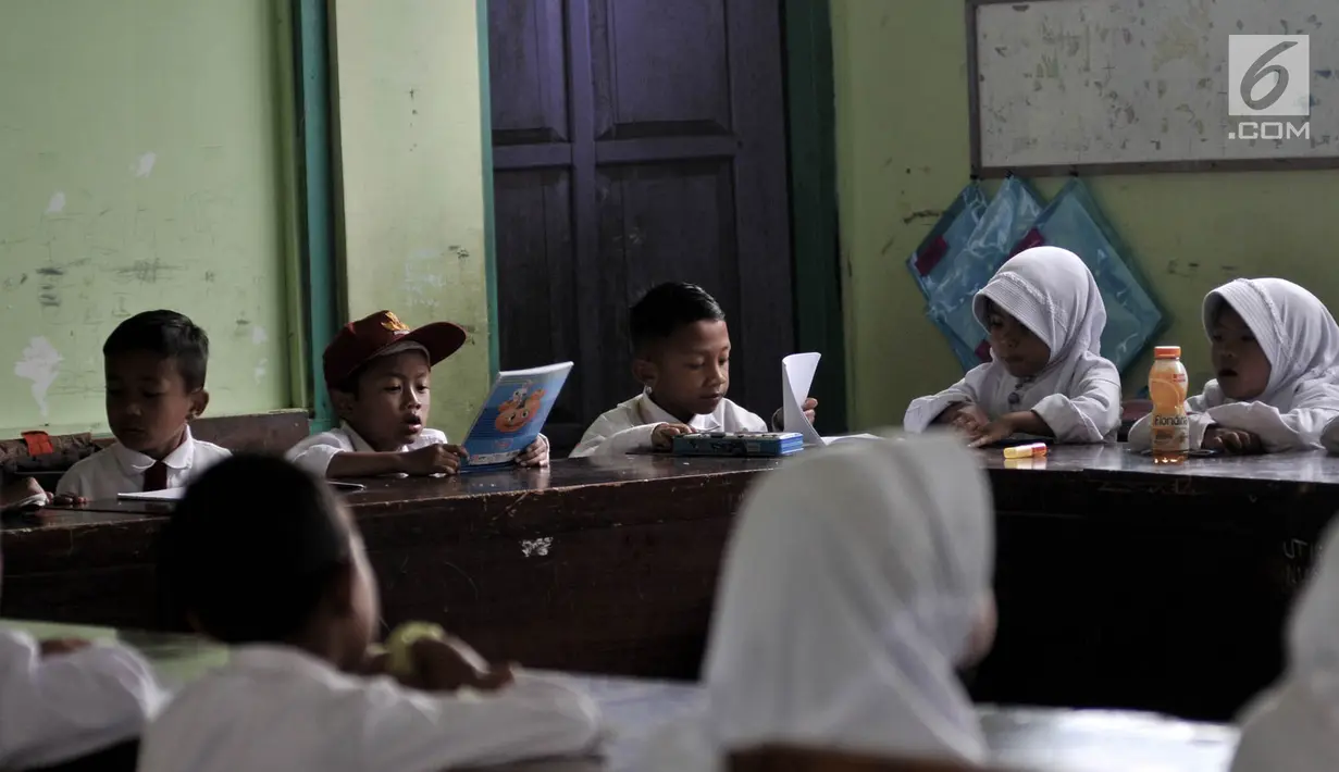 Suasana siswa mengikuti kegiatan belajar di Sekolah Dasar (SD) Negeri 2 Bowongso, Kecamatan Kalikajar, Wonosobo, Jawa Tengah (2/4). (merdeka.com/Iqbal S. Nugroho)